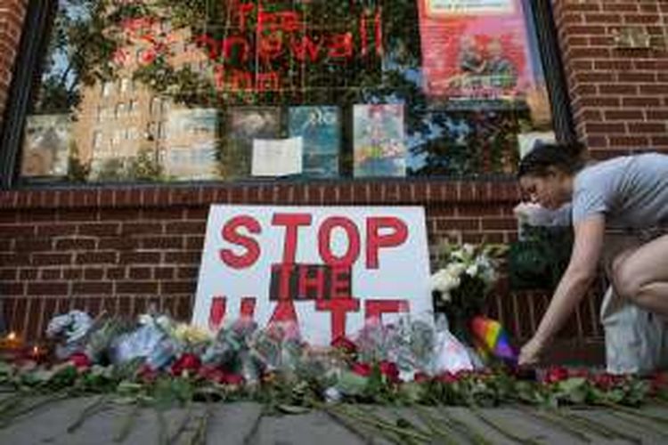 Warga New York meletakkan karangan bunga dalam acara doa bersama mengenang korban penembakan di Orlando, Florida.