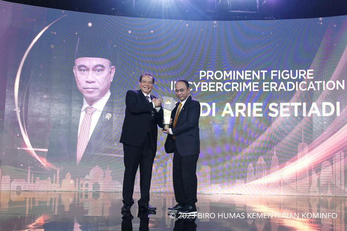 Menkominfo Budi Arie Setiadi menerima penghargaan CNBC Indonesia Awards 2023 untuk kategori Figure in Cybercrime Eradication di Hotel Westin, Jakarta, Rabu (13/12/2023). Penghargaan diserahkan langsung Chairman CT Corp Chairul Tanjung sebagai bentuk apresiasi atas gebrakan memberantas judi online.