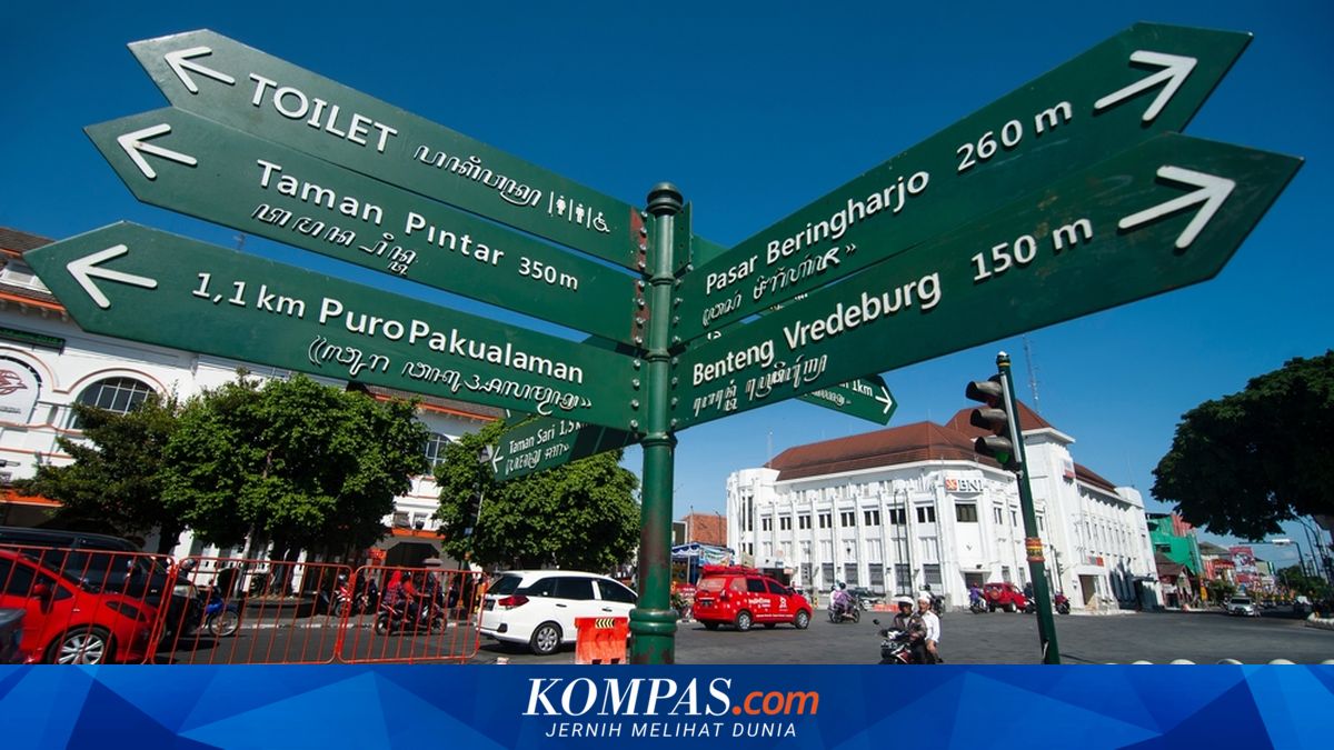 YOGYAKARTA, KOMPAS.com - Gabungan Industri Pariwisata Indonesia (GIPI) Daerah Istimewa Yogyakarta (DIY) khawatir larangan study tour di beberapa daerah bakal berpengaruh pada jumlah wisatawan di DIY. Ketua GIPI DIY Bobby Ardiyanto menjelaskan, wisatawan ke DIY bakal berkurang jika tidak adanya ketegasan regulasi dan monitoring evaluasi (monev). Baca juga: Sejumlah Daerah Larang Study Tour, Pemda DIY Yakin Tak Pengaruhi Kunjungan Wisata "Kalau itu terjadi dan tidak diluruskan, tentunya pasti akan berdampak di pariwisata DIY yang memiliki segmentasi pelajar," kata Bobby saat dihubungi, Senin (20/5/2024). Lanjut Bobby, kecelakaan yang menimpa rombongan study tour sering terjadi dan hal ini terulang, lantaran kurangnya monitoring evaluasi serta ketidaktegasan regulasi yang menjadikan pelaku usaha melanggar sehingga abai dan lalai akan keselamatan penumpang. Ia meminta bagi pemangku kebijakan melakukan penegakan regulasi, seperti pembatasan usia armada dan tata niaga yang sehat.