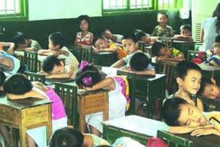 Sebuah sekolah di kota Yueyang, China menerapkan aturan unik yaitu menarik uang 1 yuan atau sekitar Rp 2.000 dari setiap siswa agar mereka bisa tidur siang di saat istirahat.