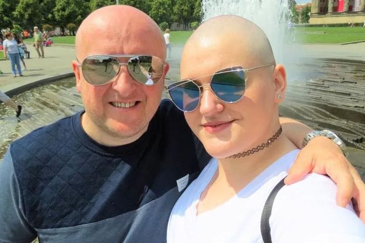 Toni Standen (kiri) mencukur habis rambutnya untuk berpura-pura menderita kanker agar mendapat donasi uang pernikahan.