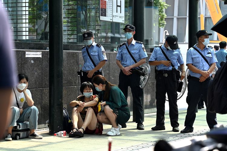 Foto ini diambil pada 15 September 2021, yang menunjukkan orang-orang berkumpul di gedung markas Evergrande di Shenzhen, China tenggara, ketika raksasa properti China itu mengatakan sedang menghadapi kesulitan yang belum pernah terjadi sebelumnya.