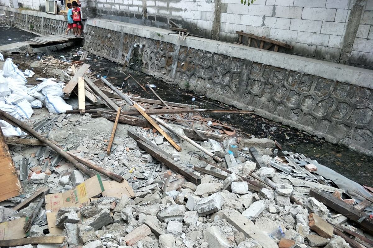 Aparat Kelurahan Sukapura membongkar bangunan liar yang berdiri di aliran kali Gubuk Genteng, Sukapura, Cilincing, Jakarta Utara, Jumat (1/11/2019).