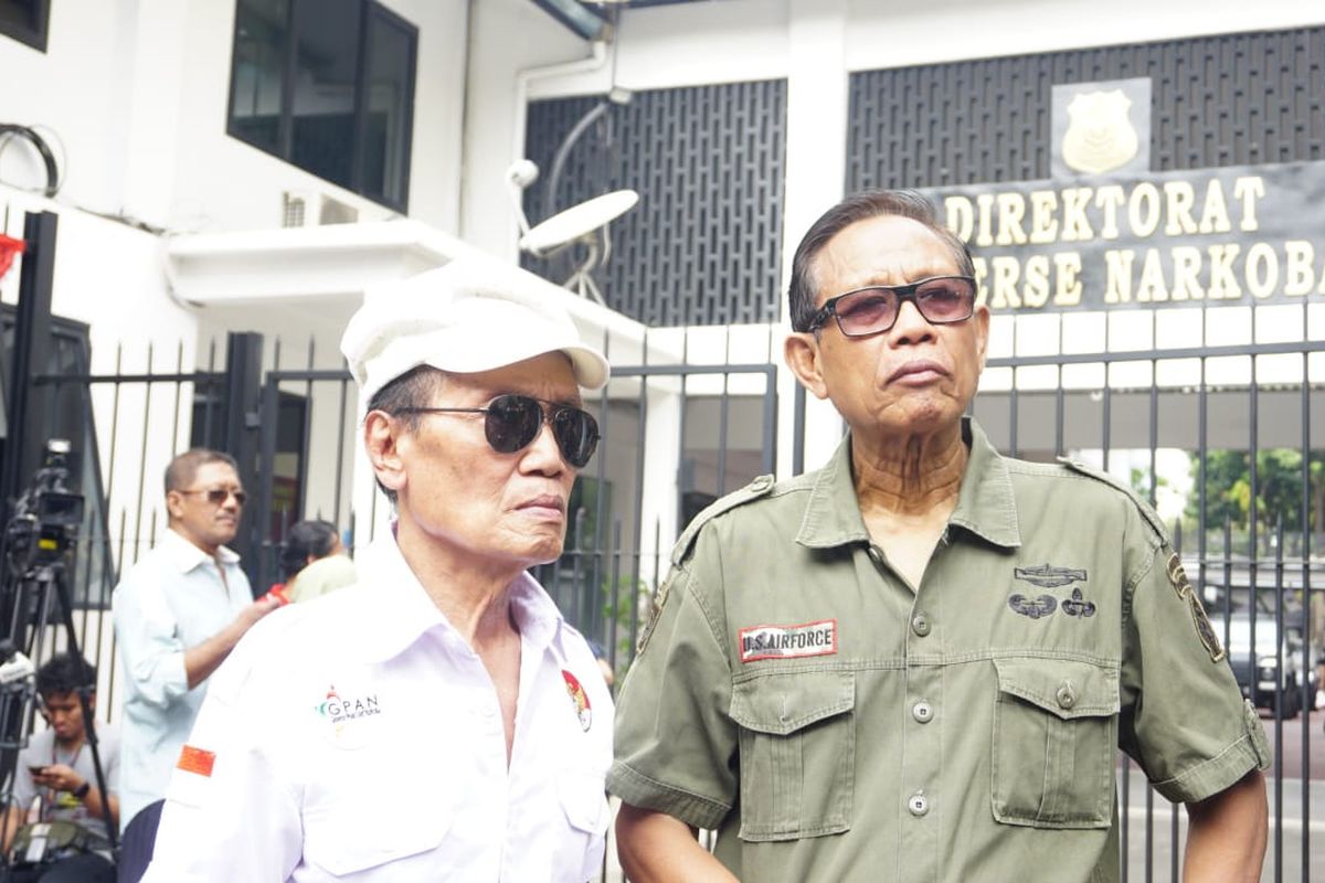 Pelawak Tessy (pakai kemeja putih) dan Tarzan (pakai kemeja hijau army) saat menjenguk Nunung di Polda Metro Jaya, Jakarta Selatan, 