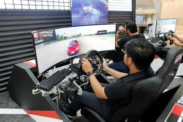 Pengunjung mencoba GR Simulator di GR Zone.