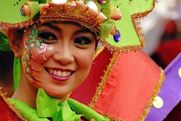 Festival Gorontalo Karnaval Karawo pada 2-6 Oktober 2019 yang menyajikan aplikasi sulam karawo pada beragam kain dan motif di daerah Sulawesi. Karawo bisa diaplikasikan pada kekhasan motif daerah di Nusantara.