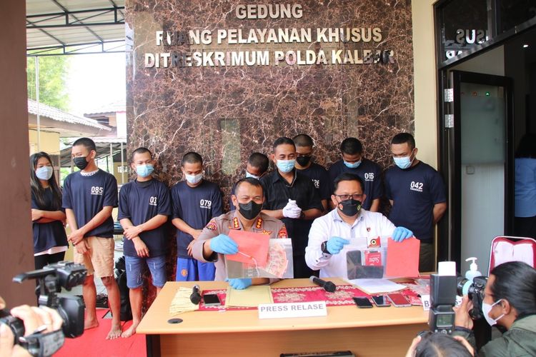 Kepolisian Daerah Kalimantan Barat (Polda Kalbar) mengungkap praktik prostitusi online melalui aplikasi Michat di wilayah Kota Pontianak. Dari pengungkapan tersebut, Sembilan orang tersangka ditangkap dan mengamankan 18 orang perempuan sebagai korban, yang terdiri dari tujuh orang di antaranya anak di bawah umur.