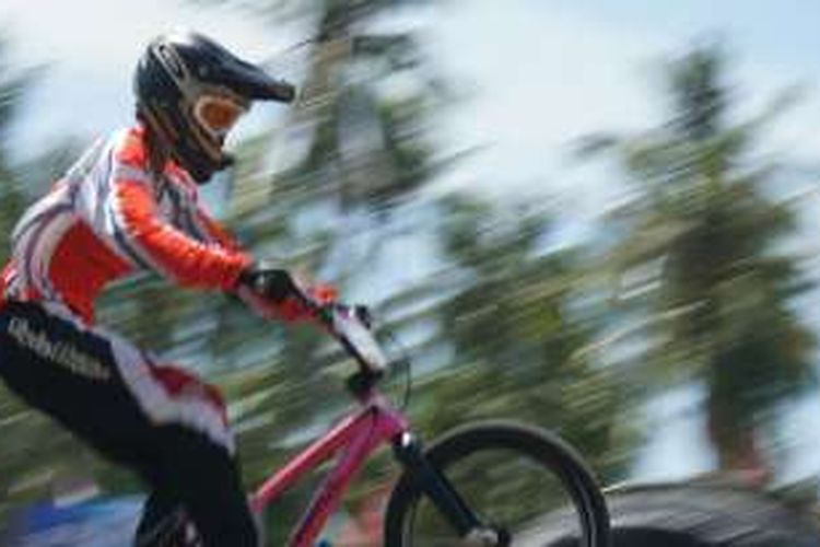  Elga Kharisma Novanda asal Indonesia saat tampil di sirkuit BMX Muncar Banyuwangi. Ia berhasil menjuarai woman elite di Banyuwangi International BMX Competition 2016 yang digelar Minggu (3/4)