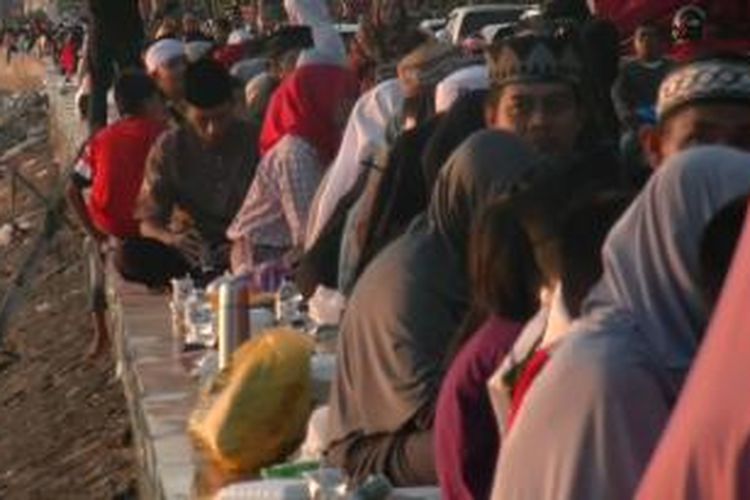 Sekira 4.000 warga Parepare berbuka puasa di Pinrgir Pantai Mattiro Tasi, Kota Parepare, sepanjang 2 Kilometer. 