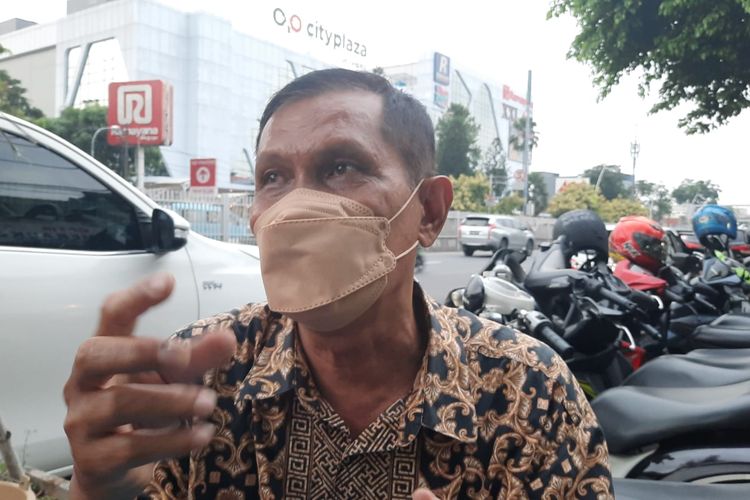 Erwin Tambunan (62), mengantarkan keponakannya, AR (23), membuat laporan ke Polres Jakarta Timur, Rabu (6/10/2021).