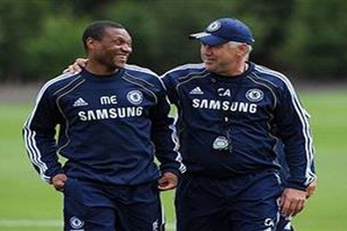 Pelatih Chelsea, Carlo Ancelotti (kanan) bersama asisten barunya, Michael Emenalo.