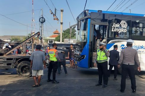 Bus Transjakarta Mogok di Tengah Pintu Pelintasan Kebon Jeruk, Perjalanan Kereta Sempat Tertahan