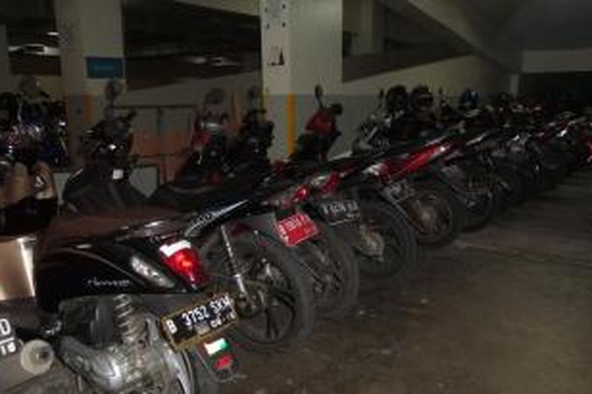 Sejumlah sepeda motor milik PNS DKI yang terparkir di Balaikota Jakarta, Jumat (5/12/2014). Padahal, Jumat ini merupakan Jumat pertama di awal bulan yang mana para PNS seharusnya tidak diperbolehkan membawa kendaraan saat berangkat ke tempat kerja.