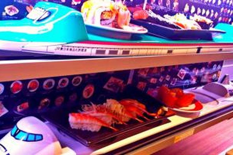 Di Genki Sushi, pesanan di antar langsung oleh miniatur sinkansen, mobil F1 dan Astro Boy. Senin (28/04/2014)