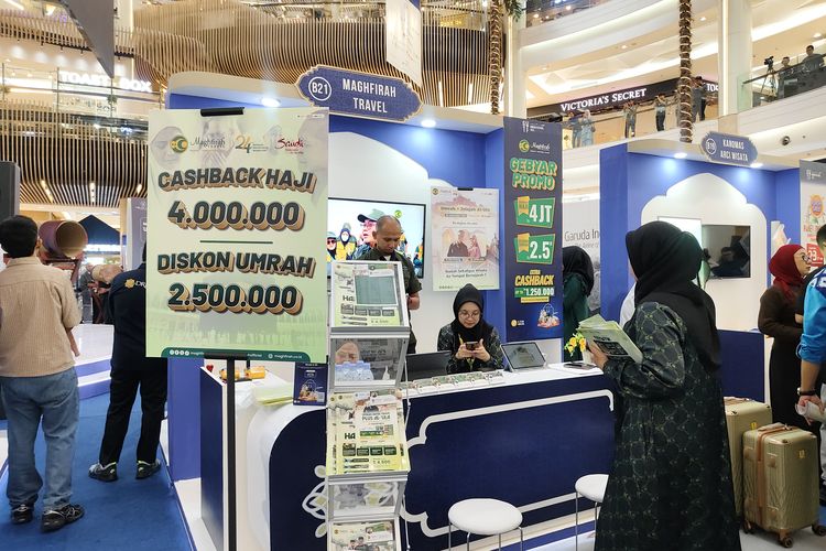 Suasana pameran perjalanan Garuda Indonesia Umrah Festival 2025 di mal Kota Kasablanka, Jakarta, Jumat (28/8/2025). 