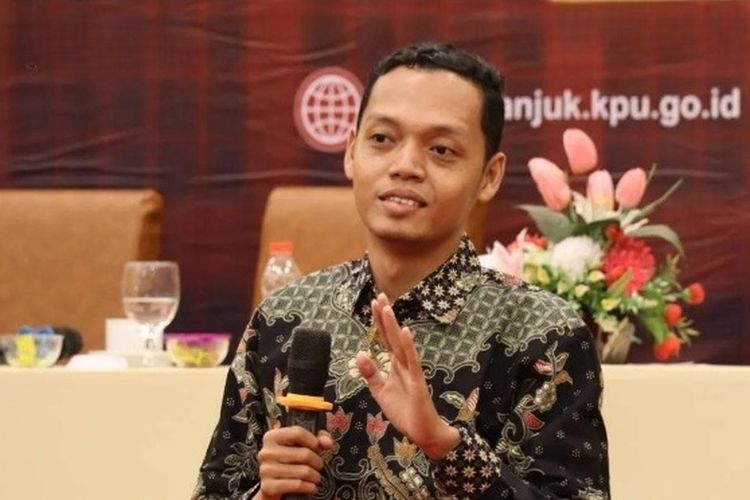 Anggota KPU Kabupaten Nganjuk Divisi Sosialisasi, Pendidikan Pemilih, Parmas dan SDM, Romza