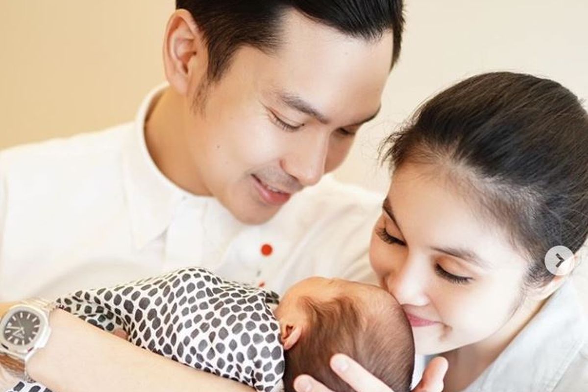 Artis peran Sandra Dewi dan suami, Harvey Moeis, dikaruniai anak kedua yang diberi nama Mikhail Moeis.