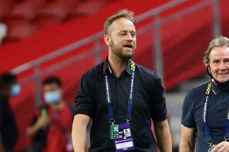 Pelatih timnas Thailand, Alexandre Polking (kiri) dan arsitek Filipina, John Stewart Hall (kanan) seusai  laga ketiga Grup A Piala AFF 2020 di National Stadium, Singapura, pada Selasa (14/12/2021).