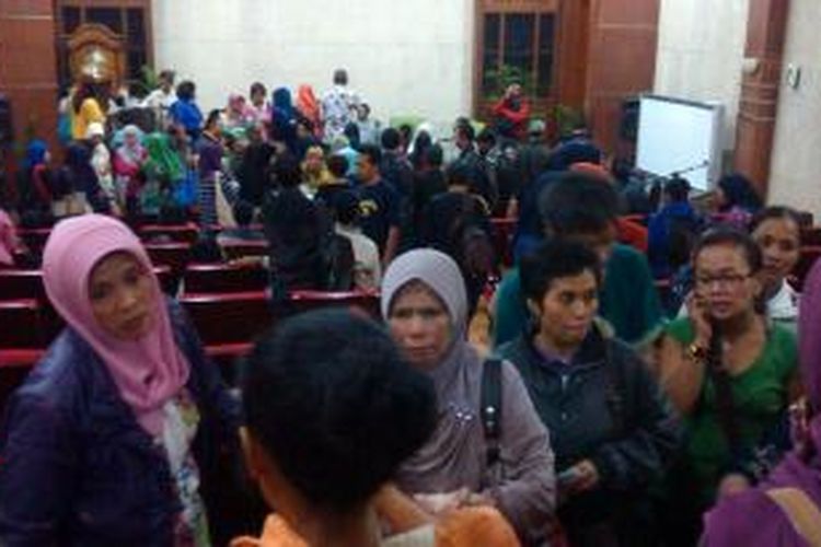 Ratusan orangtua siswa sekolah yang mayoritas ibu-ibu menggerudug Kantor Wali Kota Bandung, Ridwan Kamil, di Balai Kota Bandung, Jalan Wastukencana, Kota Bandung, Jumat (11/7/2014). Aksi tersebut dilakukan sebagai bentuk protes terkait kebijakan baru dalam Proses Penerimaan Peserta Didik Baru (PPDB) di Kota Bandung.