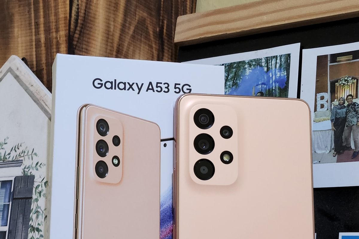 Tampilan kamera belakang Galaxy A53 5G. Ponsel ini dibekali dengan tiga kamera belakang yang dimuat dalam sebuah modul persegi, yang terdiri dari kamera utama 64 MP, kamera ultrawide 12 MP, kamera macro 5 MP, dan kamera depth sensor 5 MP.