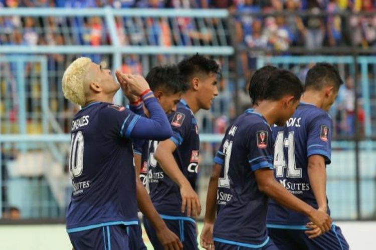 Penyerang Arema FC, Cristian Gonzales, merayakan golnya dalam pertandingan terakhir penyisihan Grup B Piala Presiden 2017 melawan PS TNI, di Stadion Kanjuruhan, Malang, Kamis (16/2/2017). 