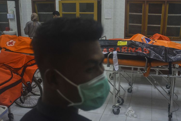 Petugas medis mengidentifikasi jenazah korban siswa tenggelam di IGD RSUD Ciamis, Jawa Barat, Jumat (15/10/2021). Sebanyak 11 siswa MTS Harapan Baru yang mengikuti kegiatan pramuka susur sungai tewas tenggelam dan dua siswa kritis.