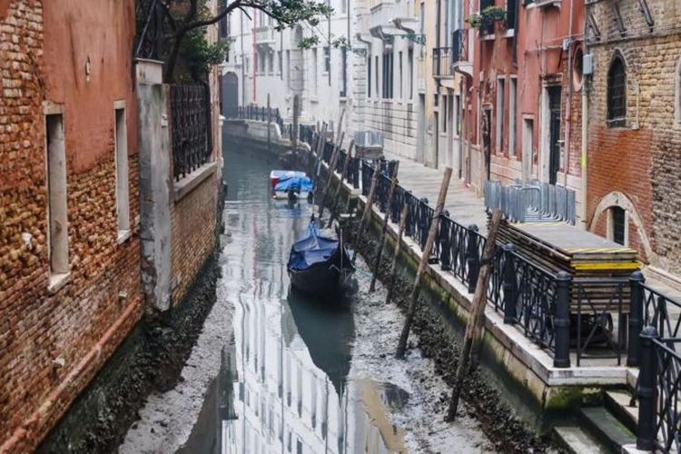Kekeringan di Venesia kemungkinan disebabkan oleh beberapa faktor di antaranya sistem tekanan tinggi, bulan purnama, arus surut, dan kurangnya hujan.