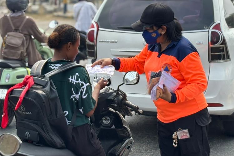 Kualitas Udara di Sorong Sangat Tidak Sehat akibat Kabut Asap, BPBD Bagikan Masker