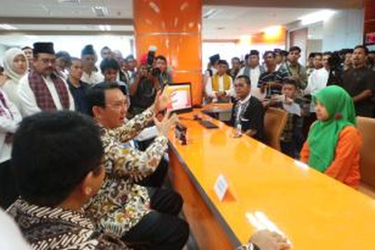 Gubernur DKI Jakarta Basuki Tjahaja Purnama marah-marah di kantor Badan Pelayanan Terpadu Satu Pintu (BPTSP) DKI, di Lantai 18, Balaikota, Jumat (2/1/2015).