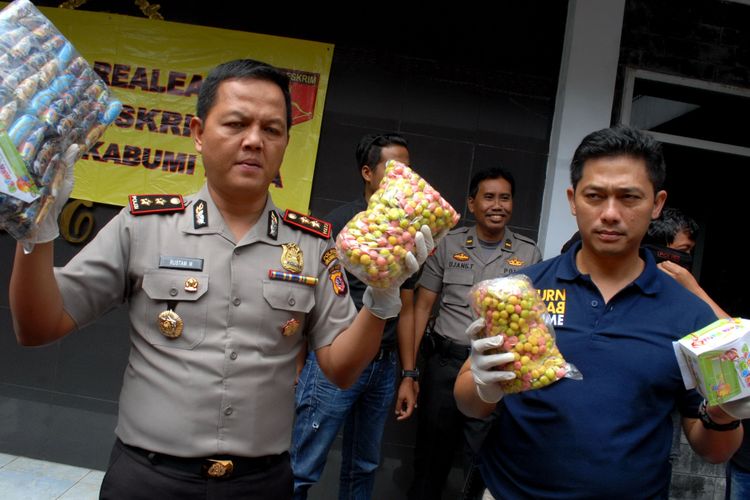 Kepala Polres Sukabumi Kota, AKBP Rustam Mansur (kiri) didampingi Kepala Sat Reskrim, AKP Yadi Kusyadi memperlihatkan barang bukti permen karet kedaluarsa di Sukabumi, Jawa Barat, Selasa (6/6/2017). 