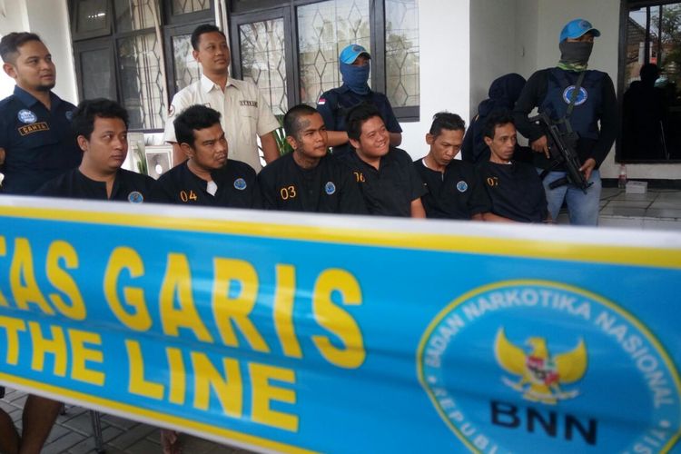 Sejumlah tersangka peredaran narkotika saat dihadirkan di kantor BNN Provinsi Jawa Tengah, Jumat (21/9/2018)