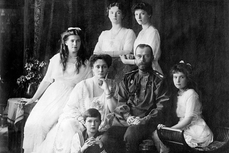 Foto yang diambil pada 1913 atau 1914 ini memperlihatkan Tsar Nicholas II bersama keluarganya. Duduk dari kiri ke kanan Marie, Ratu Alexandra, Tsar Nicholas II, Anastasia, dan Alexei di kaki ayanya. Berdiri di belakang Olga dan Tatiana.

