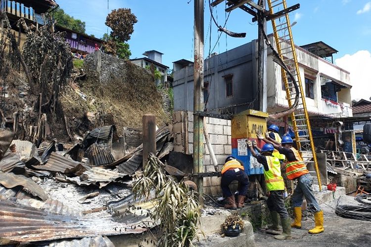 Petugas PLN sedang memperbaiki salah satu infrastruktur kelistrikan yang terdampak kerusuhan di Kota Jayapura pada 29 Agustus, Papua, Sabtu (31/08/2019)
