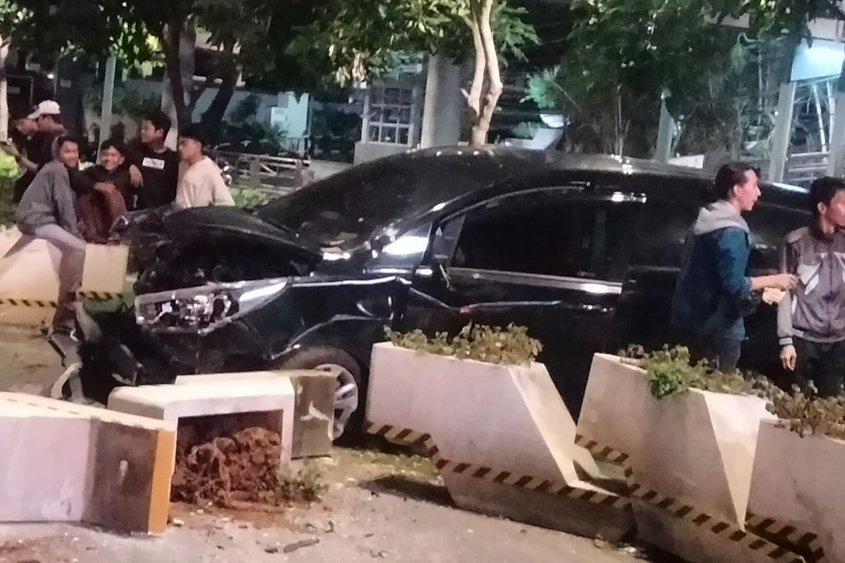 Mobil Toyota Innova mengalami kecelakaan di Jalan Jenderal Sudirman diduga akibat hilang kendali yang menyebabkan dua kendaraan sepeda motor tertabrak pada Minggu (5/6/2022) pukul 02.40 WIB.