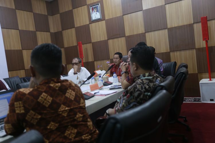 Wali Kota Semarang Hendrar Prihadi memimpin rapat koordinasi antisipasi rob akibat fenomena Super Blue Blood Moon di Kantor Wali Kota Semarang, Selasa (30/1/2018).