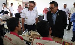 Pj Gubernur Banten Al Muktabar Dampingi Komisi II DPR RI Tinjau Pelaksanaan Makan Bergizi Gratis