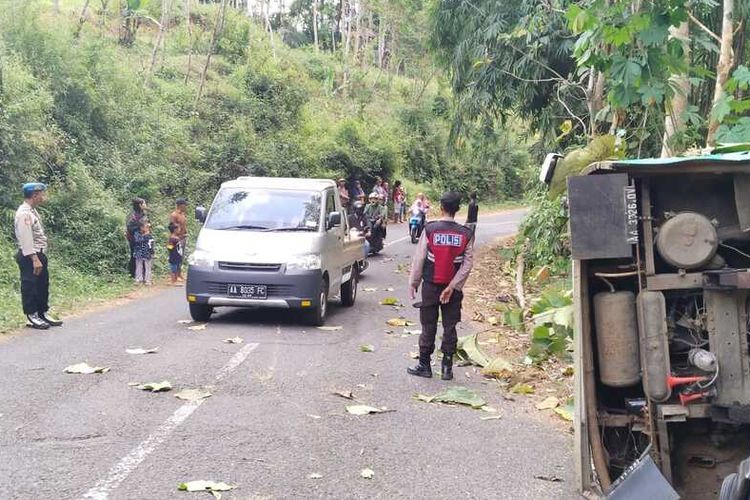 Ilustrasi tanjakan. Warga dan polisi mendatangi lokasi bus terguling di Bukit Menoreh, tepatnya di Pedukuhan Ngaglik, Kalurahan Pendoworejo, Kapanewon Samigaluh, Kabupaten Kulon Progo, Daerah Istimewa Yogyakarta.