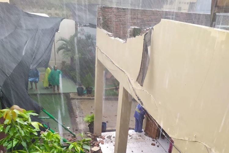 Pagar di lantai dua SMPN 13 Solo, Jawa Tengah ambrol setelah diterjang angin kencang saat hujan turun, Senin (6/1/2020).