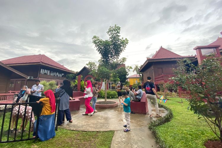 Suasana Anjungan Sumatera Selatan di TMII jelang pergantian tahun baru 2023, pada Sabtu (31/12/2022). 