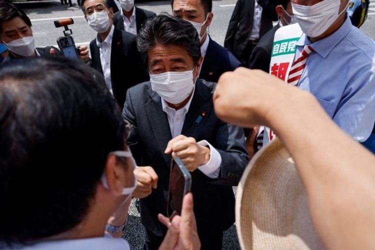 Mantan PM Jepang Shinzo Abe dipotret beberapa saat sebelum ditembak, Jumat (8/7/2022).