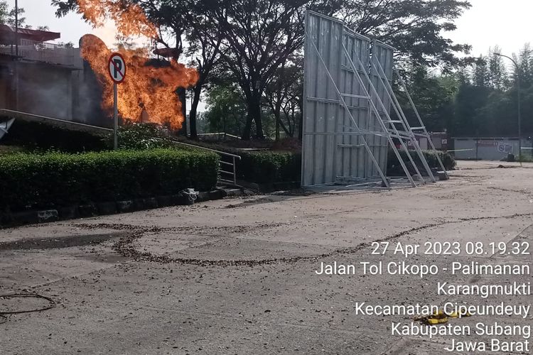 Semburan api di Rest Area KM 86 B Tol Cipali.