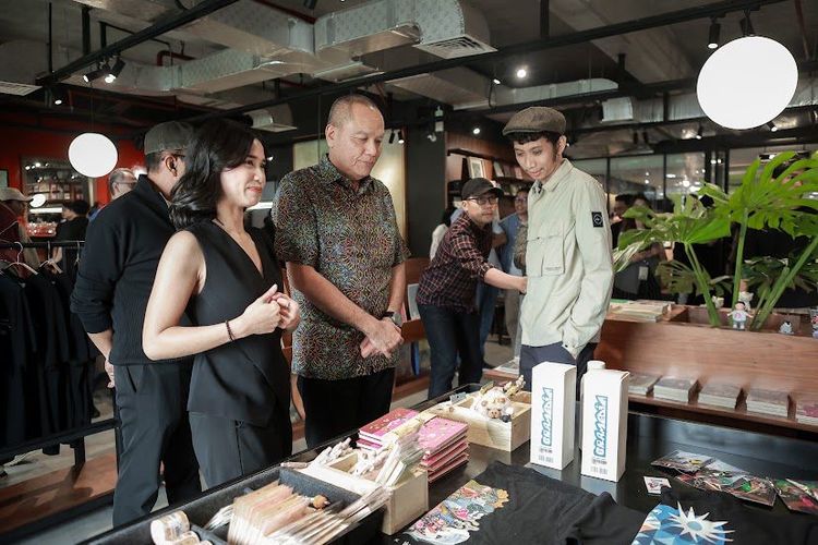 (Kiri ke kanan) Staff Business Development Group Penerbitan Gramedia sekaligus sosok dibalik Makarya, Immaculata Adhista, CEO Kompas Gramedia Lilik Oetama, dan Konseptor Makarya Tomi Wibisono dalam Perayaan Pembukaan Makarya, di Gramedia Matraman, Jakarta Timur, Selasa (11/2/2024).