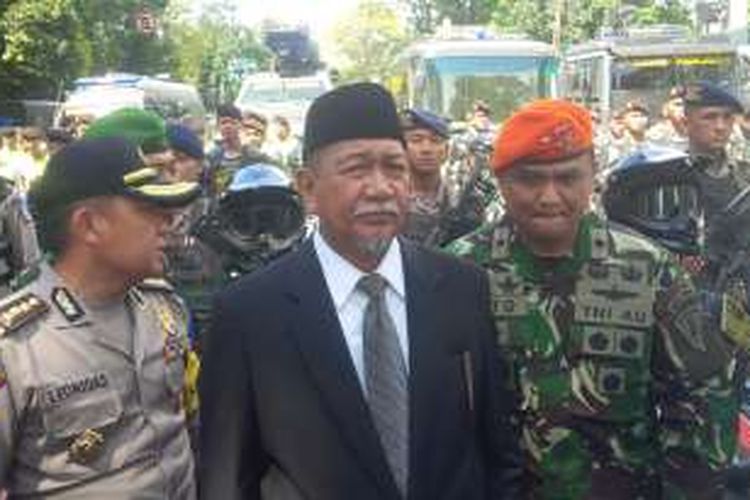 Wakil Gubernur Jawa Barat, Deddy Mizwar, memimpin apel gabungan Operasi Lilin Lodaya 2016 pengamanan hari raya natal dan tahun baru di depan Gedung Sate, Jalan Diponegoro Kota Bandung, Kamis, (22/12/2016). KOMPAS.com/Putra Prima Perdana