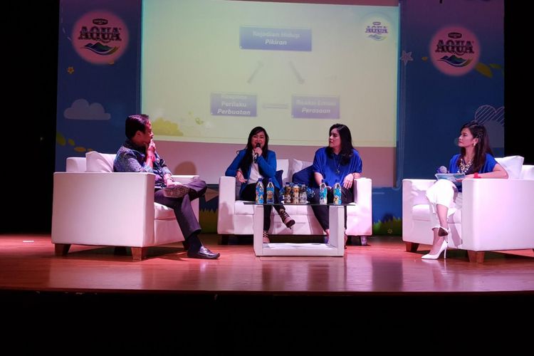 Dari kiri, Ketua Indonesian Hydration Working Group (IHWG) dr Budi Wiweko SpOG, Psikolog Ajeng Raviando dan Health Marketing Manager Danone AQUA dr Aninda Perdana B Med Sc saat konferensi pers sosialisasi program Aku Mau Air, Aku Sehat dari AQUA di Kidzania, Pacific Place, Jakarta Selatan, Senin (24/7/2017). 