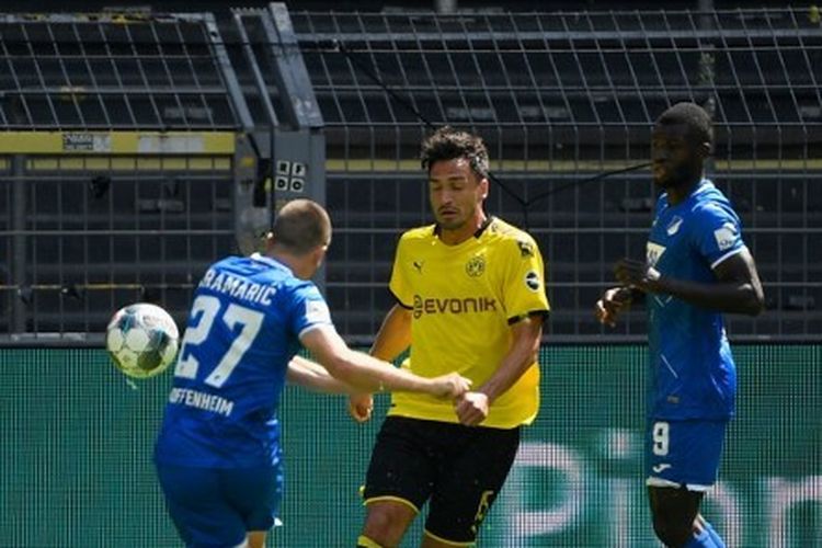 Andrej Kramaric melepaskan tembakan dalam laga Dortmund vs Hoffenheim pada lanjutan pekan ke-34 Bundesliga yang digelar di Stadion Signal Iduna Park, Sabtu (27/6/2020).