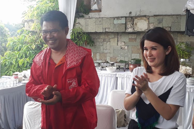 Aktivis lingkungan Agus Sari (kiri) bersama Ketua Umum Partai Solidaritas Indonesia Grace Natalie (kanan) berfoto bersama usai konferensi pers tentang pencalonan Agus Sari maju sebagai bakal calon legislatif 2019, di Sentul, Bogor, Jawa Barat, Minggu (15/4/2018).