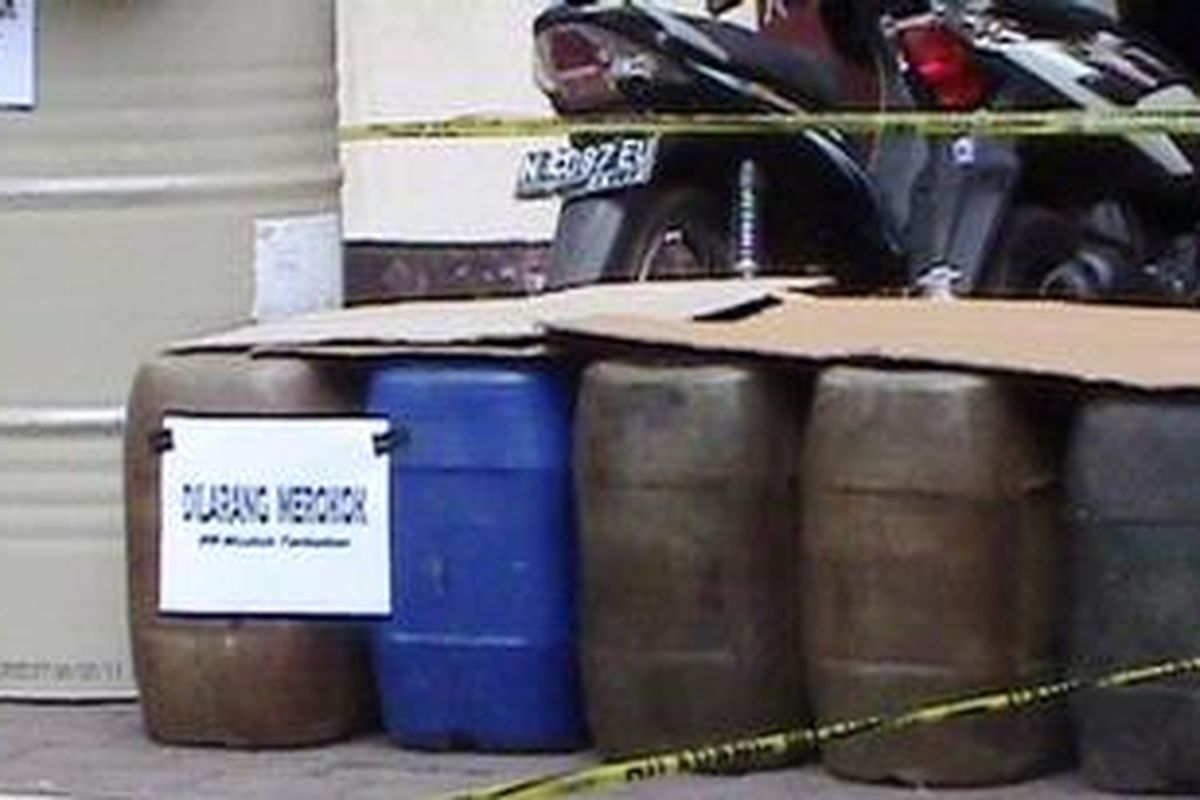 Sejumlah barang bukti BBM yang berhasil ditimbun oleh dua pelaku, di Kabupaten Malang, Jawa Timur. BBM dibeli dari berbagai SPBU di Malang, untuk dijual lagi saat harga BBM naik. Senin (26/3/2012) 