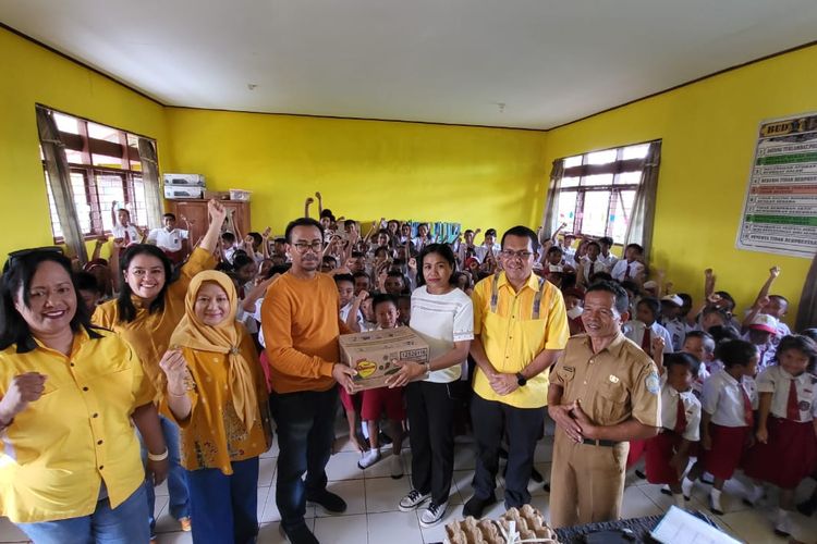 Ketua Tim Kampanye Daerah (TKD) Prabowo-Gibran Provinsi NTT, Emanuel Melkiades Laka Lena, bersama pengurus lainnya memberikan bantuan makanan bergizi kepada anak-anak SD di Kabupaten Rote Ndao, Senin (4/12/2023) 