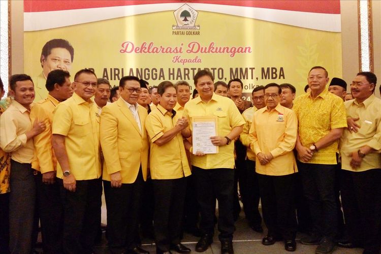 Airlangga Hartarto saat menerima surat deklarasi dukungan sebagai Ketua umum DPP Partai Golkar periode 2019-2024 dari DPD tingkat II Jawa Tengah