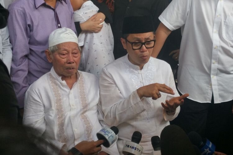 Eko Patrio dan ayahnya setelah mengebumikan jenazah ibunya di TPU Penggilingan, Rawamangun, Jakarta Timur, Rabu (31/10/2018) siang. 
